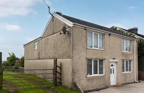 Bridgend House | Cozy Elder Cottage: Pet & Child Friendly Retreat