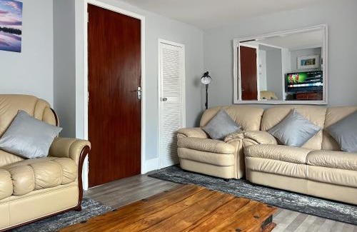 Bridgend House | Cozy Elder Cottage: Pet & Child Friendly Retreat