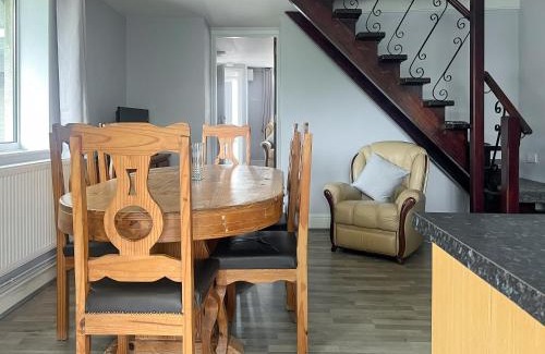 Bridgend House | Cozy Elder Cottage: Pet & Child Friendly Retreat