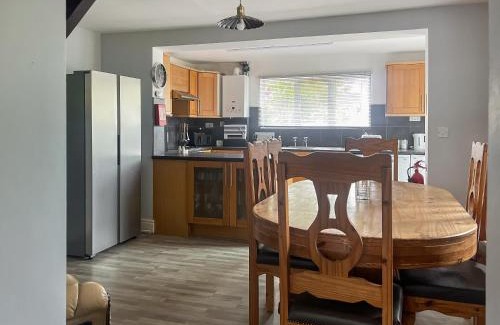 Bridgend House | Cozy Elder Cottage: Pet & Child Friendly Retreat