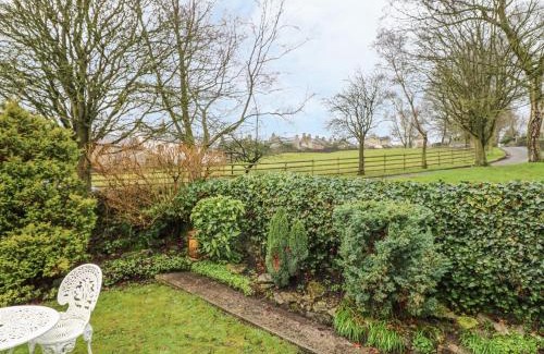 Hope Valley House | Discover Elderbank: A 4-Star Retreat with Top Ratings