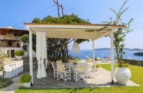 Kanapitsa House | Inviting Kiko Pool Villa in Skiathos with Breakfast & Pool