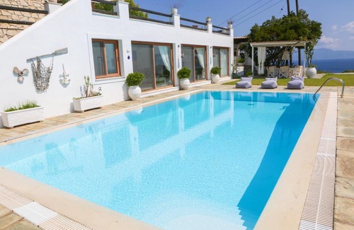 Kanapitsa House | Inviting Kiko Pool Villa in Skiathos with Breakfast & Pool