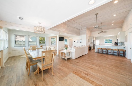 Bahama Beach House | Family-Friendly Oleander: Classic Florida Cottage Awaits