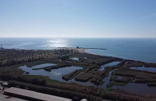 Ladispoli Bed & Breakfast | Elegance B&B: Oceanfront Retreat with Pool & Hot Tub