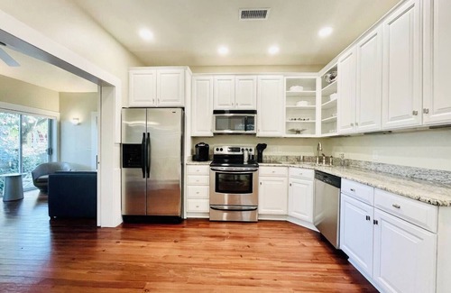 Seville Historic District Cottage | Indulge in Elegance: Steps from Old Christ Church