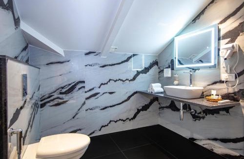 Sudarbal Hotel | Elegance in Nigeen