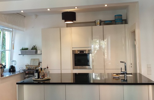Neuschwabing Apartment | Radiant Retreat in Schwabing: Pet-Friendly & Family Ready