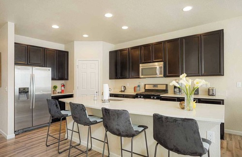 Longmont House | Elegant Stay at Linda Pl #41709 with Family-Friendly Perks