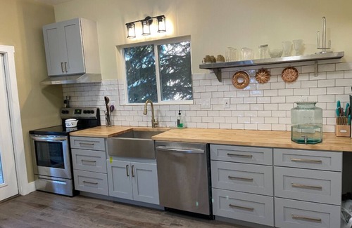Anaconda House | Timeless Victorian Charm with Modern Comforts Await