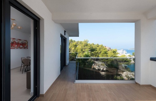 Razanj Villa | Elegant Villa Palm Bay 2 with Heated Pool & Ocean Views