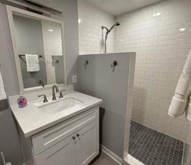 Neartown Cabin | Exceptional 1 Bdr Montrose: Family-Friendly at Italian Plaza