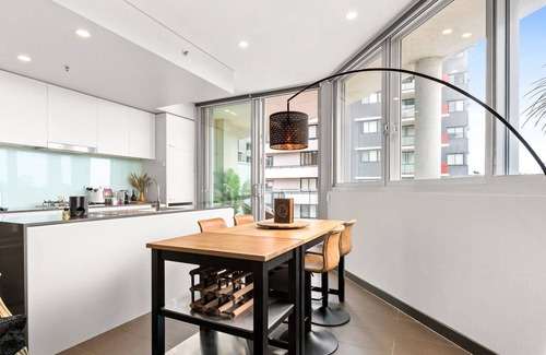 Canterbury Apartment | Cozy 1-Bed Retreat by Riverside Park with Top Amenities