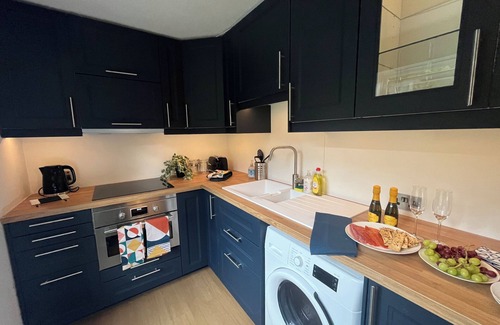 Oxford City Centre Apartment | Elegant 1-bedroom apartment in Oxford with parking, AC