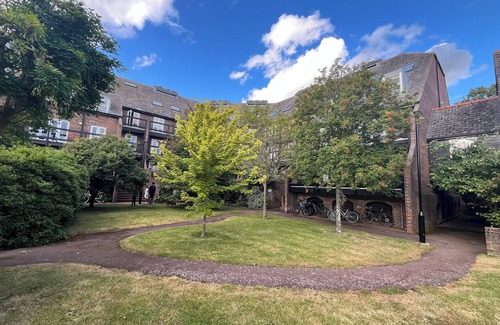 Oxford City Centre Apartment | Elegant 1-bedroom apartment in Oxford with parking, AC