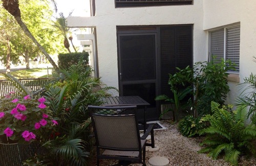 Villas Condo | Cozy 1-Bedroom Condo in Ft. Myers with Pool & Ocean View