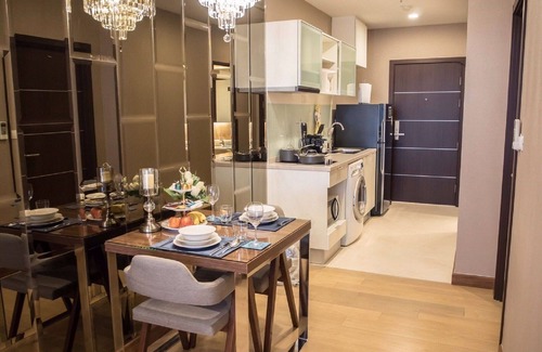 Chang Khlan Condo | Elegant 1-BR Retreat Near Chiang Mai Night Bazaar with Pool