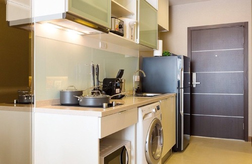 Chang Khlan Condo | Elegant 1-BR Retreat Near Chiang Mai Night Bazaar with Pool