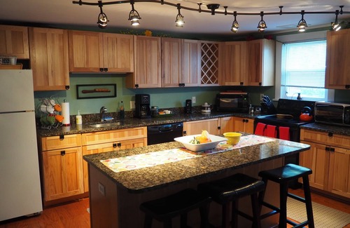 Lee House | Elegant 19th Century Garfield House: Pet-Friendly Retreat
