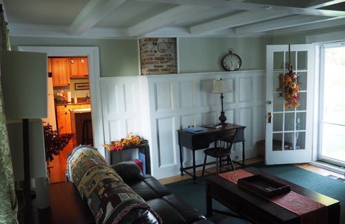 Lee House | Elegant 19th Century Garfield House: Pet-Friendly Retreat