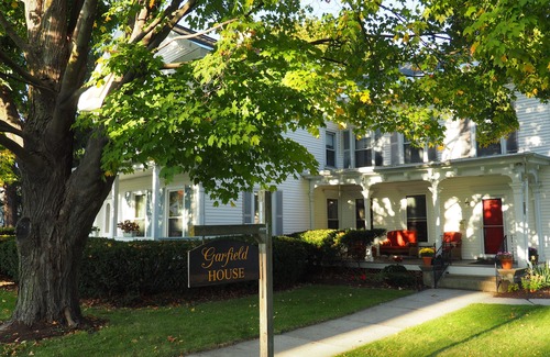 Lee House | Elegant 19th Century Garfield House: Pet-Friendly Retreat