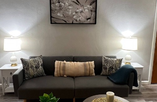 Ottawa House | Stylish 1Bed/1Bath Hotel, Pet-Friendly Near ProMedica