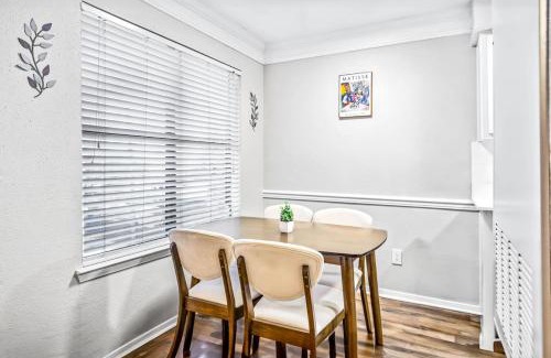 Brentwood Apartment | Elegant 1BR Haven - 10 Min to Downtown Austin