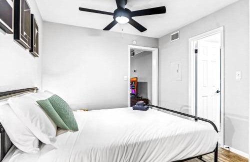 Brentwood Apartment | Elegant 1BR Haven - 10 Min to Downtown Austin