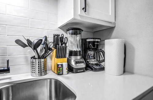 Brentwood Apartment | Elegant 1BR Haven - 10 Min to Downtown Austin
