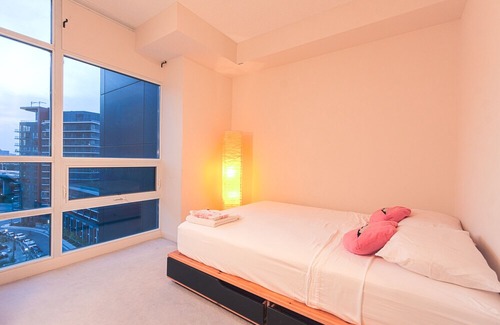 Bathurst Quay Apartment | Elegant 2 BD Waterfront Condo w FREE PARKING