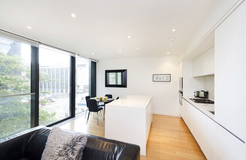 Laurieston Apartment | Stylish 2-Bed Flat with Parking Near The Meadows