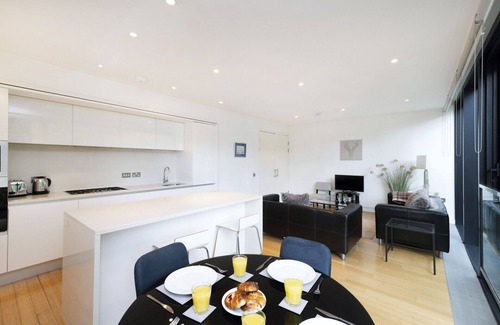 Laurieston Apartment | Stylish 2-Bed Flat with Parking Near The Meadows