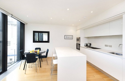 Laurieston Apartment | Stylish 2-Bed Flat with Parking Near The Meadows