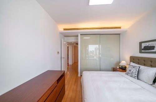 Xujiahui Apartment | Elegant 2 Bedroom Apartment Walk to Xujiahui Malls