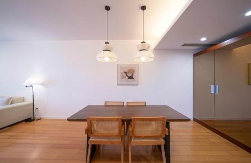 Xujiahui Apartment | Elegant 2 Bedroom Apartment Walk to Xujiahui Malls
