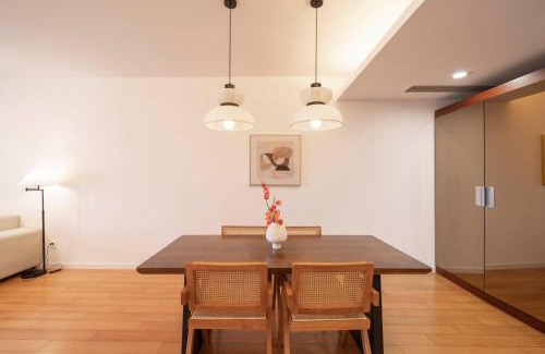 Xujiahui Apartment | Elegant 2 Bedroom Apartment Yongxin Century Walk to Parks