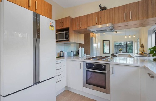 Northcross House | Stylish Family Retreat with Aircon & Steps to the Beach
