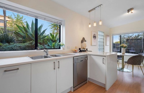 Northcross House | Stylish Family Retreat with Aircon & Steps to the Beach