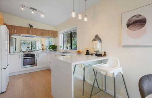 Northcross House | Stylish Family Retreat with Aircon & Steps to the Beach