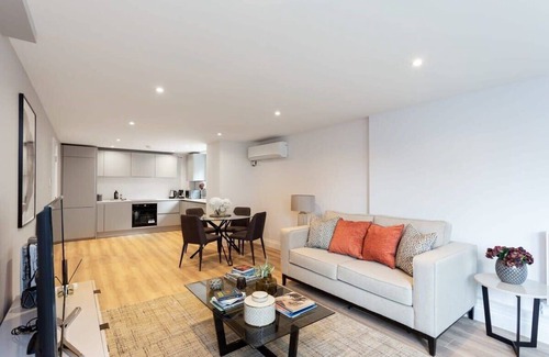 Kensington Apartment | Exceptional 2BD Apartment in Earls Court with Kitchen