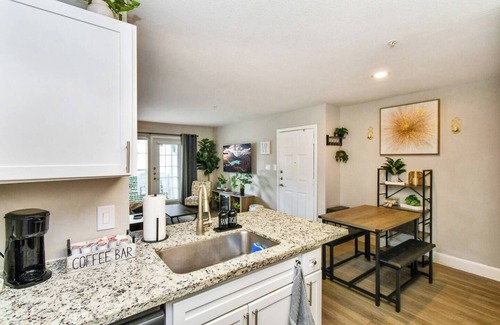 Astrodome Apartment | Elegant 2BD King in Master, NRG/TMC, Fireplace!
