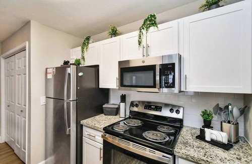 Astrodome Apartment | Elegant 2BD King in Master, NRG/TMC, Fireplace!