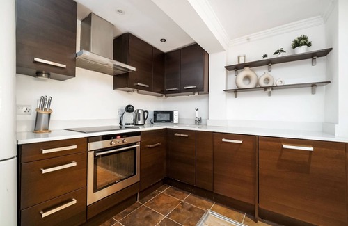 Kennington Apartment | Stylish 2BR Kennington Retreat with Patio and Spa Access