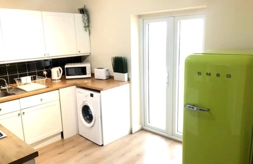Falconwood and Welling Apartment | Stylish 2BR Retreat with Garden and Netflix Access