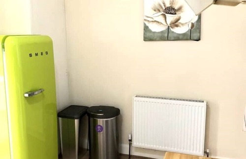 Falconwood and Welling Apartment | Stylish 2BR Retreat with Garden and Netflix Access