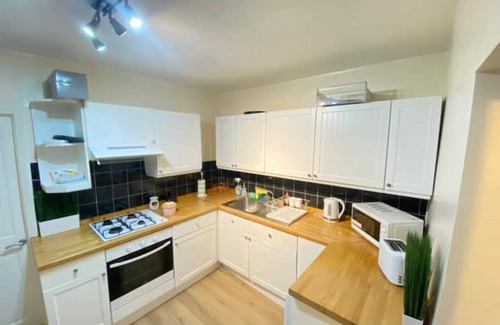 Falconwood and Welling Apartment | Stylish 2BR Retreat with Garden and Netflix Access