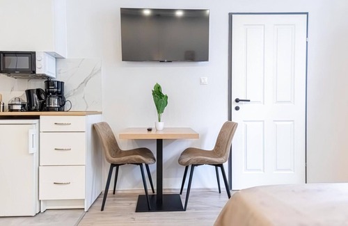 Meidling Apartment | Cozy 2BR Apartment near Bahnhof Wien Meidling