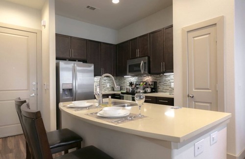 Memorial Condo | Elegant 2BR Condo at 7 Seventy – Your Poolside Retreat