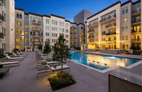 The Galleria Condo | Elegant 2BR Condo at Reverie at River Hollow w Pool