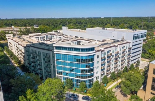 The Galleria Condo | Elegant 2BR Condo at Reverie at River Hollow w Pool